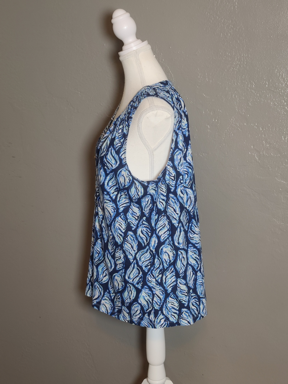 Lilly Pulitzer Blue Essie Smocked Cotton Resort Sleeveless V Neck Blouse Large - Picture 3 of 10